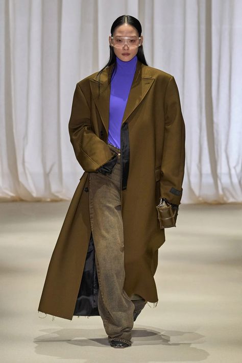 11 Runway Denim Trends to Test Drive This Fall | Vogue Fashion Trend Forecast, Gala Fashion, Runway Trends, High Waisted Flares, Denim Trends, Mode Inspo, Mm6 Maison Margiela, Fall 2024, Denim Outfit