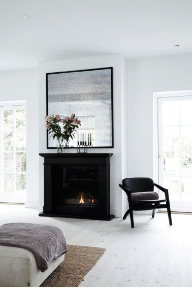 Mantel Styling, Black Fireplace, Diy Building, Renovation Design, Diy Farmhouse, Living Room With Fireplace, Fireplace Design, Scandinavian Home, Fireplace Decor