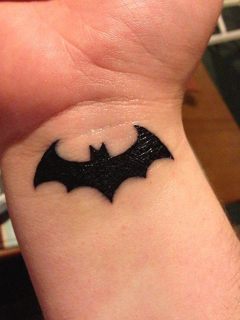 Batman wrist tattoo... I would never get this but thought it was neat. Tattoo Ideas For Men Minimal, Minimal Tattoos For Men, Henna Tattoos For Men, Henna Kids, Batman Logo Tattoo, Batman Symbol Tattoos, Batman Tattoos, Bats Tattoo Design, Tato Minimal