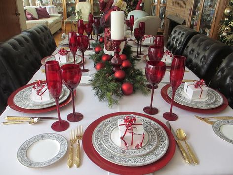 Tablecloth Ideas, Lenox Winter Greetings, Christmas Dinner Table Settings, Tablescapes Christmas, Winter Greetings, Holiday China, Holiday Dinnerware, Christmas Dining Room, Christmas Dinner Table