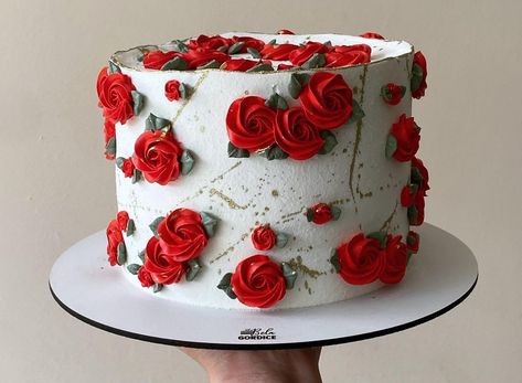 Red Roses Birthday Cake, Red And White Cake Ideas, Red Cake Ideas, Red Cake Designs Birthday, Red Vintage Cake, Red And White Cake, Red Birthday Cakes, Mickey Mouse Birthday Cake, Circle Cake