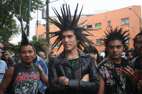 punks mexicanos Poc Goth, Alternative Subcultures, Mexican Fashion, Girl Interrupted, Punk Aesthetic, Mexico City Mexico, Aesthetic People, Punk Bands, Punk Goth