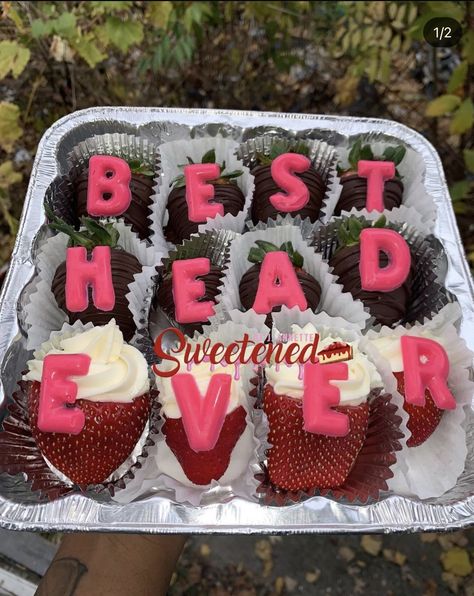 Strawberries For Girlfriend, Sweets Business, Chocolate Strawberries Bouquet, Strawberries Bouquet, Valentine Chocolate Covered Strawberries, Treats Gifts, Popsicles Cake, Valentine Strawberries, Breakable Heart