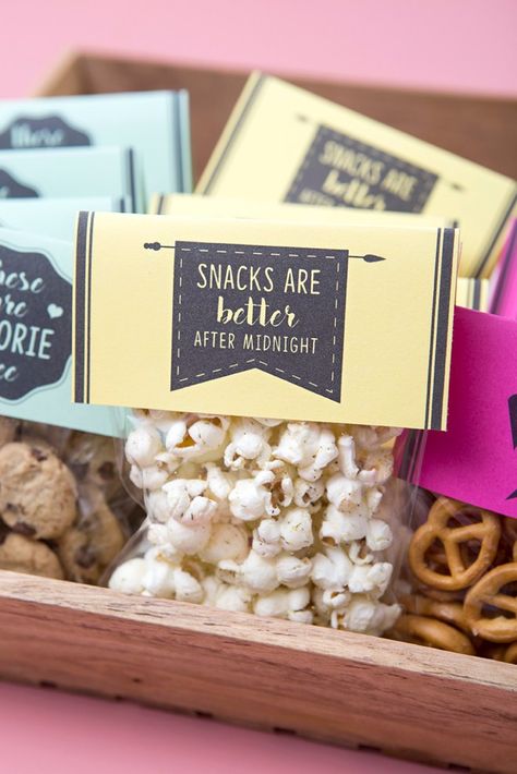 You HAVE To See These "Treat Yo'Self" Wedding Snack Favors! Wedding Favor Snacks, Snack Favors, Wedding Snack, Simple Wedding Favors, Mint Wedding Favors, Candy Bags Wedding, Wedding Snacks, Creative Wedding Favors, Inexpensive Wedding Favors