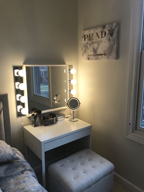 Makeup Room Decor, Vanity Room, Vanity Ideas, Bedroom Vanity, Makeup Rooms, Hus Inspiration, Simple Bedroom, Room Ideas Bedroom, Room Inspiration Bedroom