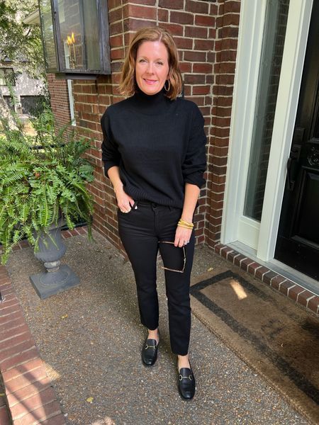 Black Sweater With Jeans, Patent Leather Loafers Outfit, Black Jeans Outfit Casual, Leather Loafers Outfit, Outfit Black Jeans, Black Loafers Outfit, Black Sweater Outfit, Loafers Outfit, Sweater Outfits Fall