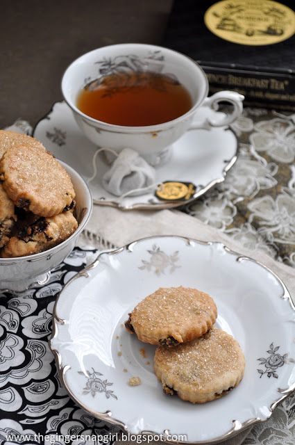 Tea And Biscuits Aesthetic, Tea Pastries, Sims Food, Tea And Cookies, Easter Biscuits, Tea And Biscuits, Calming Tea, Tea Time Food, British Tea