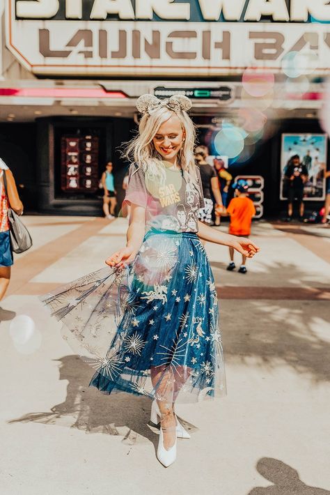 Galaxy's Edge Outfit, Starry Night Skirt, Disney World Outfit Ideas, Micky Ears, Star Wars Outfit, Disney Picture Ideas, Star Wars Graphic Tees, Sparkly Skirt, Disney Blog