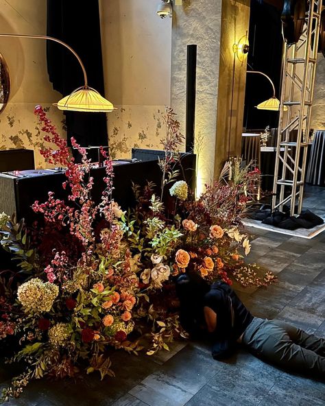 last night a DJ (booth with flowers) saved my life! 🎤🪩 // #flowers #installation #weddingflowers #love #nycweddings Flowers Installation, Dj Booth, Save My Life, 21st Birthday, Last Night, My Life, Showroom, Wedding Flowers, Dj