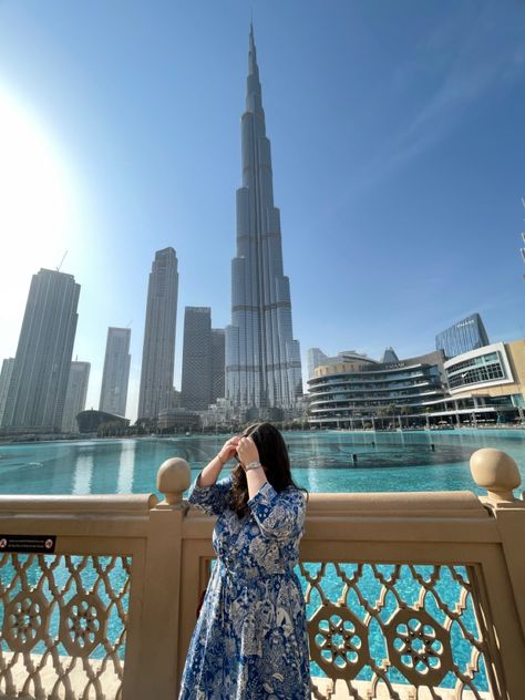 #dubai #travel #uae #burjkhalifa #vacation #fountain #warm #sunny #aeathetic #ootd #outfit Fack Girl, Trip Poses, Dubai Photography Ideas, Trip Photoshoot, Dubai Ootd, Uae Aesthetic, Dubai Photos, Casual Hairstyles For Long Hair, Dubai Photoshoot