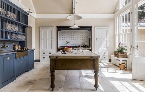 Modern Family Kitchen, English Country Manor, Queen Anne House, Kitchen Queen, Kitchen Technology, Victorian Kitchen, Kitchen Showroom, Built In Furniture, Bespoke Kitchens