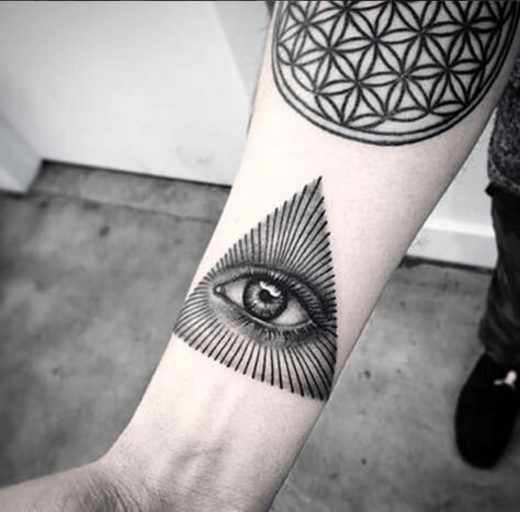 tatuajes hipsters / Ojo 3rd Eye Tattoo, Seeing Eye Tattoo, Pyramid Tattoo, Third Eye Tattoos, All Seeing Eye Tattoo, Tattoo Guide, Triangle Tattoos, Omerta Tattoo, Geniale Tattoos