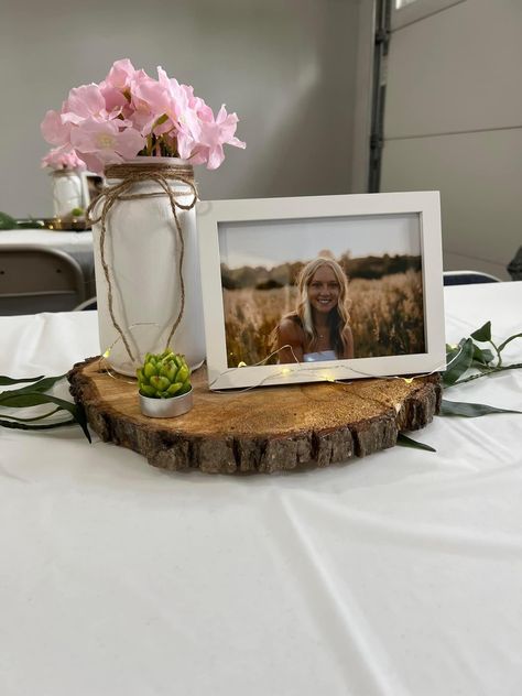 Rustic Boho Graduation Party Ideas, Western Grad Party Decorations, Grad Party Diy Decorations, Rustic Grad Party Ideas, Open House Picture Display Ideas, Backyard Grad Party Decorations, Cottagecore Graduation Party, Graduation Table Decorations Ideas, Rustic Grad Party