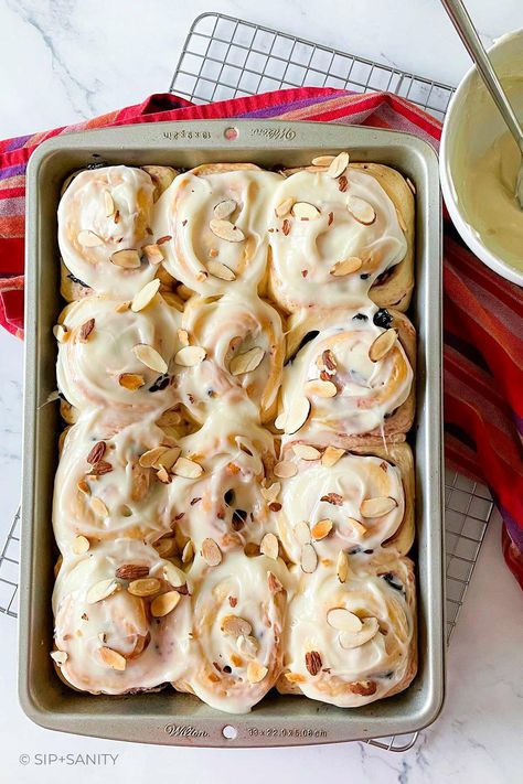 Cherry Sweet Rolls, Cake Cinnamon Rolls, Cake Cinnamon, Cherry Filling, Cinnamon Roll Cake, Frozen Cherries, Cherry Cake, Sweet Rolls, Cream Cheese Icing