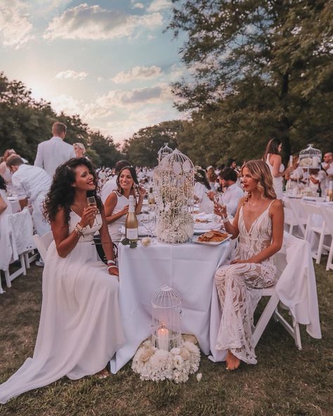 All White Dinner Party Outfit, Dinner In Blanc, Dinner En Blanc Outfit, Diner En Blanc Outfit Woman, Boston Guide, White Dinner Party, White Dinner Table, Dinner Party Aesthetic, Island Chic