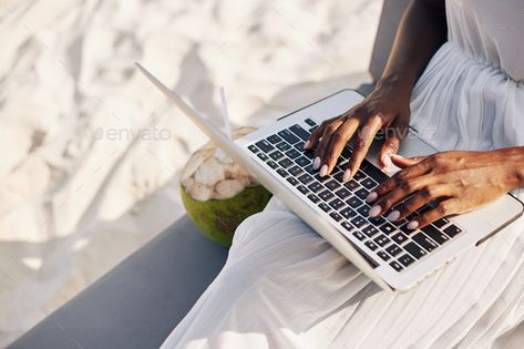 Work By The Beach, Working On The Beach Laptop, Laptop Beach Aesthetic, Laptop On Beach, Working On Beach, Beach Lifestyle Photoshoot, Beach Branding Photoshoot, Working On The Beach, Business Foto