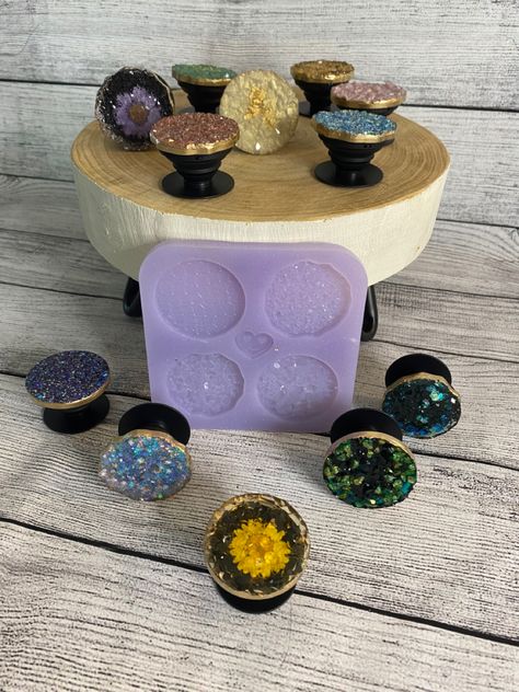 Druzy resin popsockets with glitter mica powder alcohol ink and flowers Resin Popsocket Ideas, Resin Popsocket Diy, Popsocket Ideas, Epoxy Accessories, Resin Popsocket, Clay Mobile, Epoxy Magnets, Crystal Suncatchers Diy, Diy Pop Socket