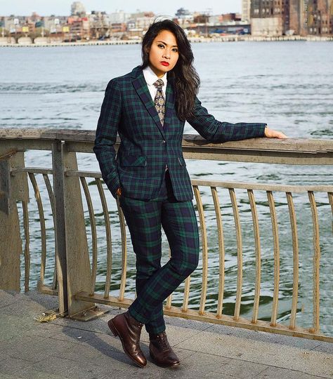 Masc Lesbian Graduation Outfit, Masc Lesbian Suit Prom, Suits Lesbian, Pantsuits For Women Prom, Lesbian Suits Style, Women’s Masculine Suit, Androgynous Fashion Women, Women In Ties, Business Dress Women