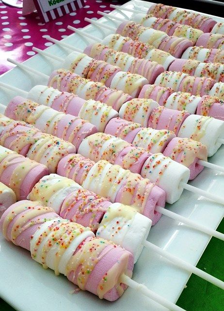 Marshmallow Pops with White Chocolate & Sprinkles                                                                                                                                                                                 More Marshmallows Pops, Cake Stall Ideas, Tårta Design, Fete Ideas, Cake Stall, Candyland Party, Marshmallow Pops, Kids Party Food, Chocolate Sprinkles