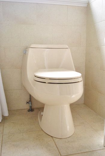 an almond toilet looks best on cream and white colour floor tiles Almond Bathroom Fixtures, Tub Surrounds, Beige Tile, Beige Bathroom, Diy Bathroom Remodel, Rustic Bathrooms, Bathroom Update, Bath Room, Rustic Bathroom