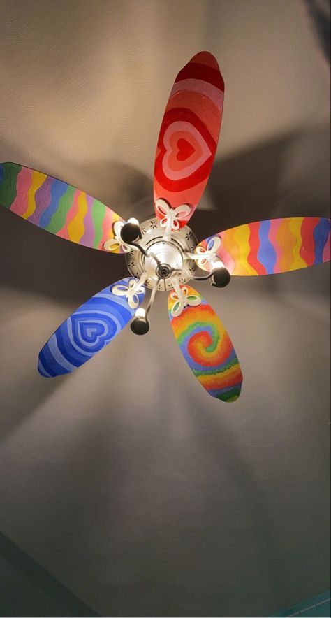 Painted Ceiling Fan Blades Aesthetic, Fan Painting Ideas Ceiling, Painted Fans Ceiling, Painting Fan Blades Diy, Painting Door Aesthetic, Painted Fan Blades Aesthetic, Ceiling Fan Art Ideas, Trippy Ceiling Painting, Ceiling Fan Decorations Diy