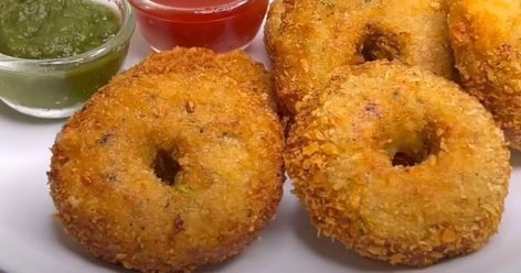 Learn how to make delicious chicken donuts with this easy recipe. Discover storage tips, creative add-ons, and health considerations. Enjoy these savory, golden-brown treats, perfect for any occasion. Potato Cheese Bites, Ramadan Special Recipes, Homemade Pie Crust Recipe, Ramadan Special, Storage Tips, Classic Kitchen, Indian Snack Recipes, Interesting Food, Delicious Chicken