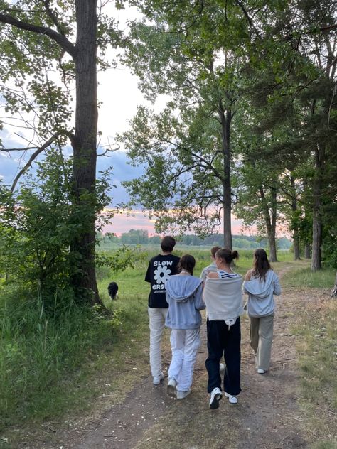 Friends Outside Aesthetic, Summer Walks Outfit, Camp Trip Aesthetic, Cousins Trip Aesthetic, Walks Aesthetic Friends, Holiday Activities Aesthetic, Trips With Friends Aesthetic, Summer Camp With Friends Aesthetic, Summer Vacation With Friends