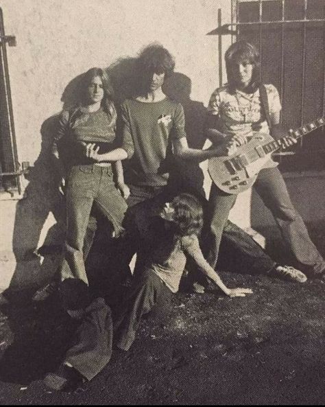 Sandy West, Micki Steele & Joan Jett with Kim Fowley in 1975 Kim Fowley, Sandy West, The Runaways, Joan Jett, 70s Fashion, Historical Figures