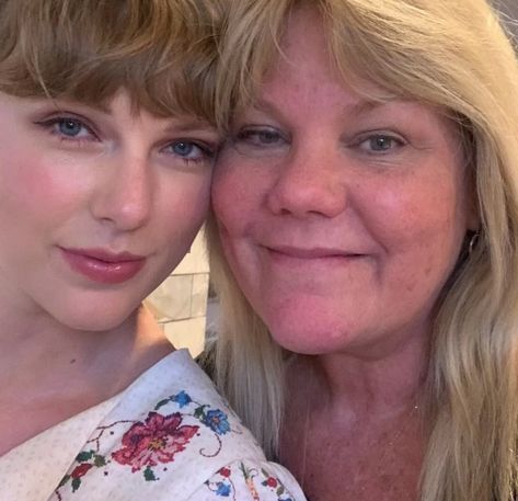 Taylor Swift Tells Mom Andrea 'I Love You' After Winning CMT Award for Best Family Feature Andrea Swift, Taylor Swift Family, Taylor Swift News, Cmt Awards, Photos Of Taylor Swift, Estilo Taylor Swift, Meghan Trainor, Long Live Taylor Swift, Swift 3