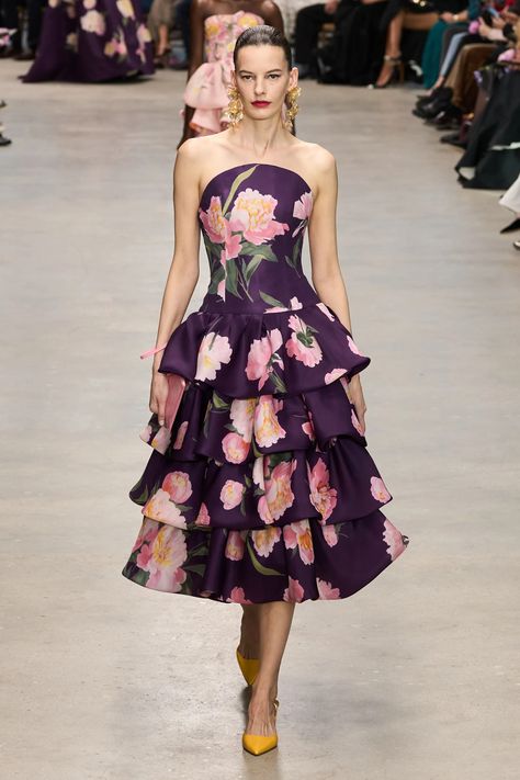 Carolina Herrera Fall 2024 Ready-to-Wear Collection | Vogue Purple Fashion Outfit, Mode Purple, Midi Cocktail Dress, Style Minimaliste, Haute Couture Fashion, Fashion Costume, Red Carpet Dresses, Purple Fashion, High End Fashion