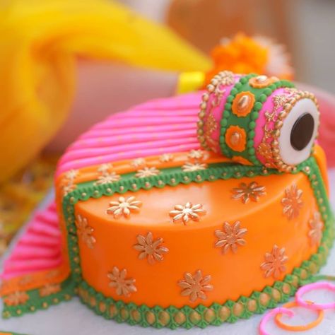 Haldi Ceremony Cake Design, Mehndi Cake Design, Dholki Cake Ideas, Lohri Cake Ideas, Gaye Holud Cake, Mehndi Cake Ideas, Mehandi Cake, Teej Festival Outfits, Haldi Cake