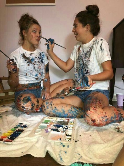 friends, paint, art, relationships, blue, cute, pretty :) Best Friend Fotos, Best Friend Bucket List, Bff Pics, Photos Bff, Doc Martens Outfit, Best Friend Photography, Shotting Photo, Best Friend Photoshoot, Bff Photoshoot