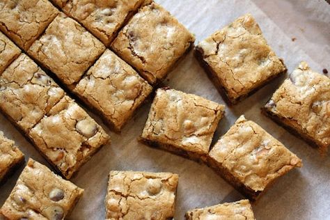 Browned Butter & Bourbon Blondies - Saving Room for Dessert Bourbon Dessert, Cooking With Bourbon, Boozy Desserts, Blondies Recipe, Rich Desserts, Browned Butter, Thanksgiving Desserts, How Sweet Eats, Fall Desserts