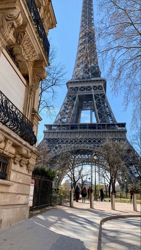 #paris #eiffel #street #influencer #spring #aesthetic #travel #france #rue Paris Influencer, Paris Background, Paris Balcony, Paris Streets, Paris In Spring, Street Background, Street Pics, From Paris With Love, Aesthetic Paris