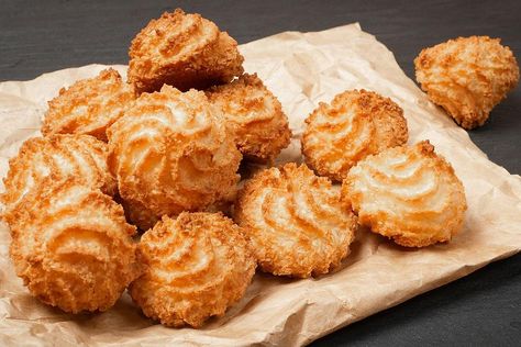 2-Ingredient Coconut Macaroons Recipe: Make This Easy Coconut Macaroons Recipe When You Need Sweet Fast | Cookies | 30Seconds Food 2 Ingredient Macaroons, Coconut Macaroon Cookies Recipes, Fast Cookies, Easy Coconut Macaroons, Macaroon Cookies Recipe, Coconut Macaroon Cookies, Macaroon Recipe, Moist Banana Muffins, Deserts Recipes