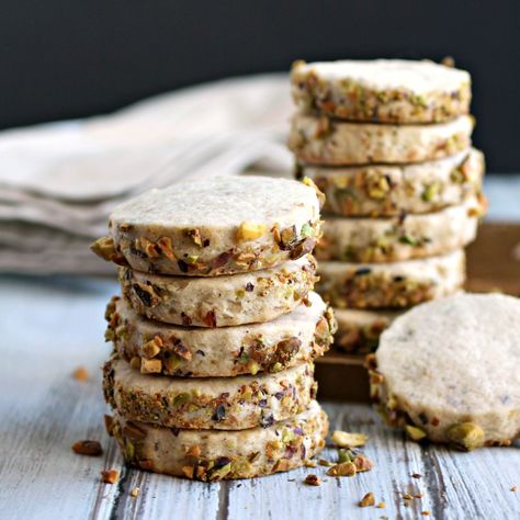 German Wafer Cookies, Pistachio Shortbread Cookies, Moroccan Desserts, Pistachio Shortbread, Cardamom Cookies, Patisserie Fine, Pistachio Cookies, Diy Easy Recipes, Buttery Shortbread Cookies