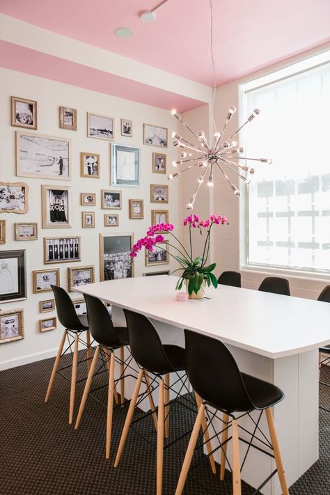 Tour a dream office with loads of pattern, creative gathering spots, and the perfect pop of pink. Modern Pink Office, Ceiling Photography, Pink Office Decor, Pink Ceiling, Wall Office, Modern Mural, Pink Office, Dream Office, Office Inspo