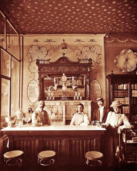 The Victorian-era Soda Fountain – Kristin Holt | (One of) 33 Rare Photos Show American Stores from the Late 19th Century. Image: Pinterest. Victorian Bar, Victorian Interiors, 카페 인테리어 디자인, Ice Cream Parlor, Soda Fountain, Foto Vintage, Vintage Interiors, Vintage Life, Antique Photos