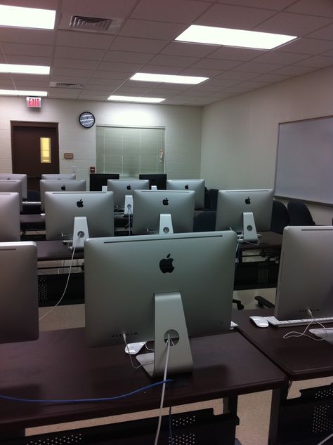 Computer Lab Aesthetic, Fancy School Building, Computer Room School, Fancy Classroom, School Computer Room, Computer Lab Design, School Computer Lab, Computer Lab Classroom, Awesome Gadgets