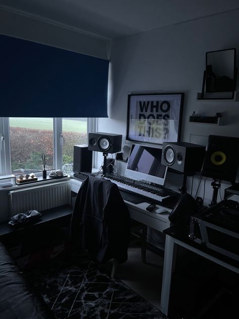 Musician Desk Setup, Home Dj Setup, Music Producer Aesthetic, Small Music Studio Ideas, Small Recording Studio, Penthouse Bedroom, Home Recording Studio Setup, Recording Studio Setup, Home Studio Ideas