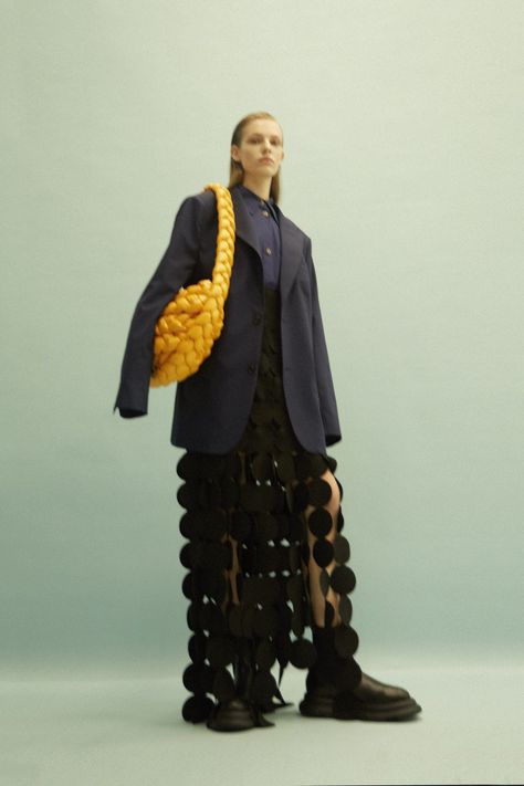 Hakama Pants, Japanese Costume, Bag Trends, Layered Skirt, Moda Operandi, Daily Fashion, Maxi Skirt, Fashion Show, Victorian Dress