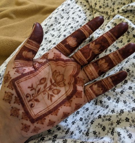 Mughal Mehendi Designs, Pakistani Tattoo, Dainty Henna, Corak Inai, Aesthetic Mehendi, Small Henna Designs, Cute Henna Designs, Small Henna, Henna Inspired Tattoos