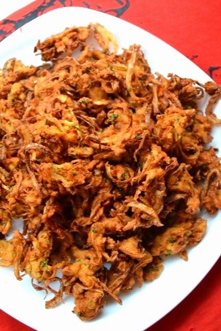 Vaniensamayalarai: Bombay Style Onion Pakoda / Mumbai Kanda Bhajia Recipe Chilli Bites, Onion Pakora Recipe, Onion Bhaji Recipes, Kanda Bhaji, Bhatura Recipe, Onion Pakoda, Bhai Bhai, Onion Bhaji, Veg Snacks