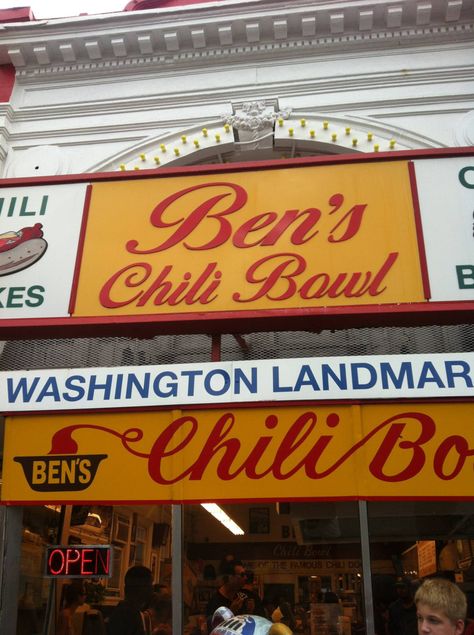 Chili Bowl Recipe, Hot Dog Chili Sauce, Hot Dog Sauce, Chili Sauce Recipe, Hamburgers Grilled, Hot Dog Chili, Chili Dogs, Vegan Chili, Chili Bowl