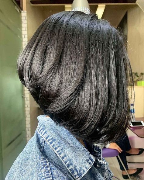 This textured layered bob is the epitome of a stylish fall haircut. The layers add movement and volume, making it a versatile option for different hair types. The dark, rich color enhances the haircut’s depth, making it a perfect choice for autumn. The subtle waves give it a casual, lived-in feel, ideal for those who prefer a more relaxed style. Textured Layered Bob, Thick Hair With Bangs, Fall Haircut, Flippy Hair, Angled Bobs, Trendy Bob Hairstyles, The Haircut, Fall Hair Cuts, Different Hair