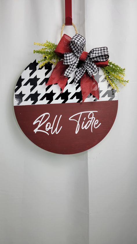 15 inch in diameter. Houndstooth design on top. Alabama Football Door Hanger Wooden, Alabama Door Hanger Roll Tide, Roll Tide Door Hanger, College Door Hangers, Round Door Hangers, Alabama Door Hanger, Football Door Hangers, Door Signs Diy, Alabama Roll Tide