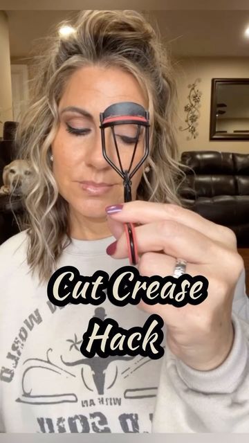 Suzy Turner 🔆 Makeup • Skincare • Hair 🔆 on Instagram: "Easy cut crease hack!! You can use any shades, mattes or shimmers!! I like just a subtle crease but you can play around with what works for you! #beautyhacks #makeuptips #cutcrease #eyeshadow #eyeshadowtutorial #seintartist #seintmakeup #seint #makeuphacks" Natural Cut Crease Makeup, Crease Cut Eyeshadow, Cut Crease Eyeshadow Tutorial, How To Make Eyeshadow, Eyeshadow For Hooded Eyes, Eyeshadow Crease, Crease Eyeshadow, Cut Crease Tutorial, Cut Crease Eyeshadow