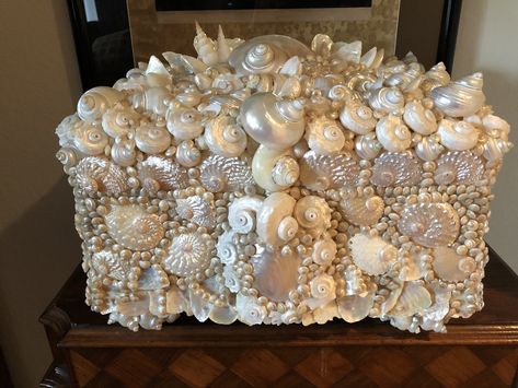 Room Decor With Seashells, Shell Room Decor Aesthetic, Diy Room Decor With Sea Shells, Pearls And Shells Aesthetic, Seashell Boxes Ideas, Seashell Box Diy, Seashell Jewelry Box Diy, Shadow Box With Shells, Bedazzled Jewelry