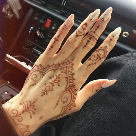 Henna Indian Designs, Lebanese Henna Designs, Mexican Henna Designs, Henna Designs Traditional Indian Style, Detailed Henna Designs, Y2k Henna, Henna Designs Indian, Cute Henna Design, Chest Henna