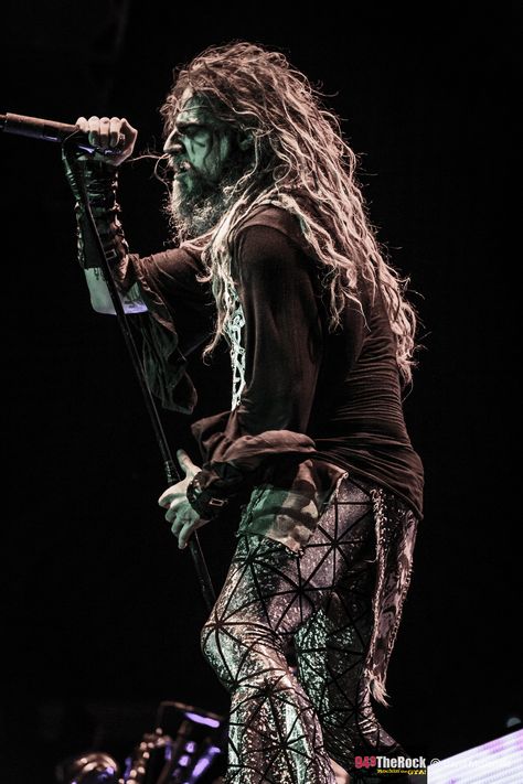 Rob Zombie Concert, Halloween Rob Zombie, Rob Zombie Art, Sheri Moon, White Zombie, Pokemon Backgrounds, Heavy Metal Art, Zombie Art, Band Photography